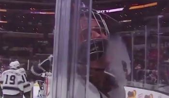 Justin Bieber fue a jugar al hockey sobre hielo y se topó con un rudo defensor de los Arizona Coyotes