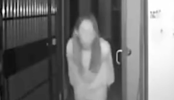 Mujer sospechosa de coronavirus escupe manubrios de puertas de sus vecinos 
