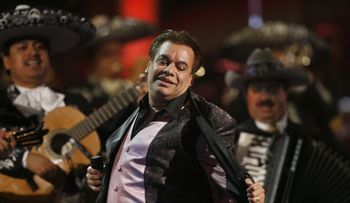 Una foto con la "prueba de vida" de Juan Gabriel aviva la polémica sobre su muerte