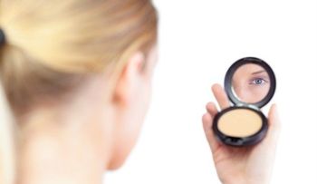 Cómo usar menos maquillaje y lucir fantástica
