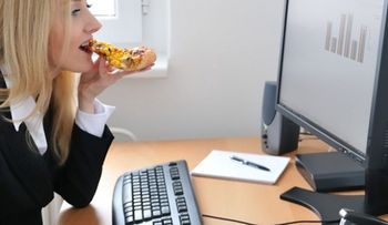 Beber agua durante las comidas ¿engorda o adelgaza?