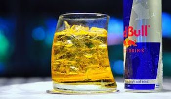 Mala combinación: Bebidas energéticas y alcohol incitan a seguir bebiendo
