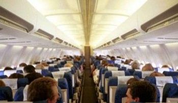 Arrestan dos mujeres por altercado en un avión