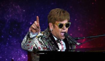 Elton John se une al dúo emergente Surfaces en "Learn to fly"