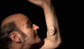 Un artista y profesor australiano cultiva una oreja en su brazo para conectarla a Internet