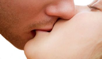 Besar a un fumador y otros errores que amenazan tu salud
