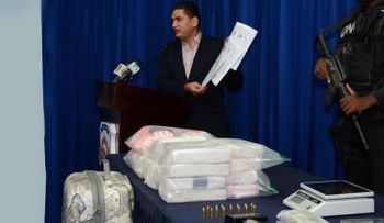Decomisan sustancia que presume es droga en residencial Costa Azul
