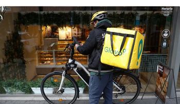 Glovo enfrenta multa millonaria por emplear extranjeros sin permiso en España