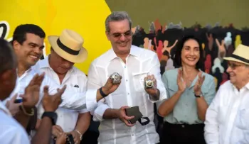 Presidente Abinader devela mural Águilas Cibaeñas; promete remozar estadio Cibao