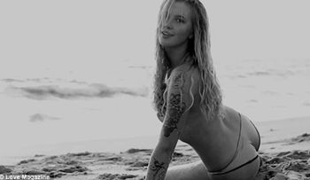 La hija de Alec Baldwin casi provoca un infarto con sus fotos en la playa