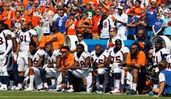 Jugadores de la NFL se arrodillan, levantan su puño o no salen al campo durante el himno nacional 