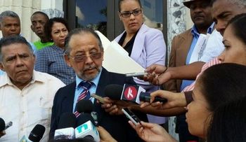 Huchi Lora denuncia elaboran panfletos difamatorios en su contra