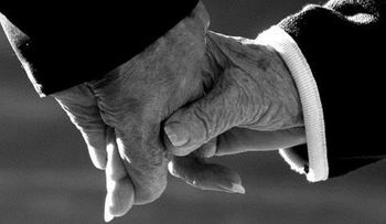 Pareja de esposos muere con pocos minutos de diferencia, tras compartir 70 años de amor