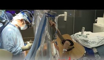 Toca la guitarra mientras le quitan tumor cerebral; suavisa el proceso