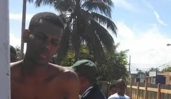 Un hombre identificado como "El Chivo" se lanzó al mar en Nagua, tras ser perseguido por la PN 