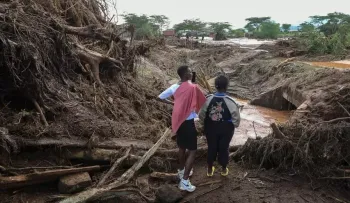 Suman 71 los muertos en Kenia tras desbordarse un río por fuertes lluvias