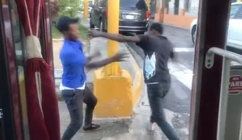 Se fajan a los puños con un "ladrón de pasajeros"