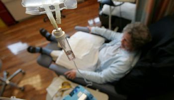FDA suspende ensayo de inmunoterapia contra cáncer tras muerte de tres pacientes