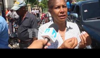 Policía en Dajabón le entra a bombazos a familia que protestaba por la muerte de Yoel Rivas, cargando un ataúd 