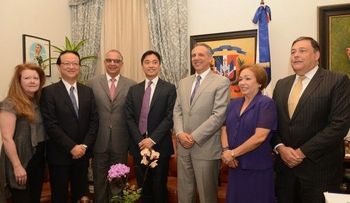 Empresarios taiwaneses exploran producir telas sintéticas y ropa deportiva en RD