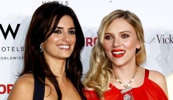 Penélope Cruz duda de si besa mejor Scarlett Johansson o Charlize Theron
