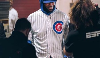LeBron James se viste con uniforme de los Cubs tras perder apuesta