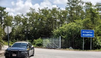 EE.UU comienza a deportar a migrantes con vuelos desde Alligator Alcatraz en Florida