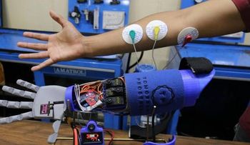 Estudiantes diseñan y construyen brazo biónico de bajo costo