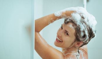 El secreto revelado del jabón azul para lavar el pelo, pero solo cada 45 días 