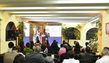 Dolores Fernández llama un contrato social para garantizar los derechos a la identidad