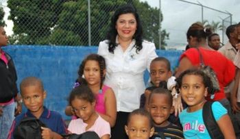 Comité Central del PLD entrega útiles escolares en  Mata Hambre