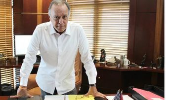 Magnate cubano lidera campaña proinmigrante desde Miami pese a amenazas