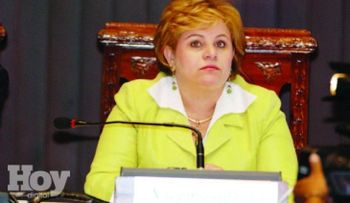 â??¿Qué debo hacer, sacarme la sangre, quitarme el apellido, para ser tomada cuenta, pregunta Lucía Medina