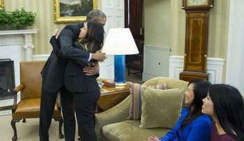 Obama abraza a enfermera recuperada de ébola 