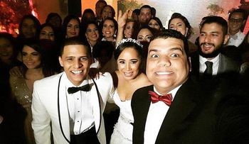 Se casa el presentador Manny Peralta, hijo de Domingo Bautista