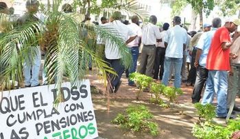 Viudas de cañeros protestan frente al Palacio por pago de pensión