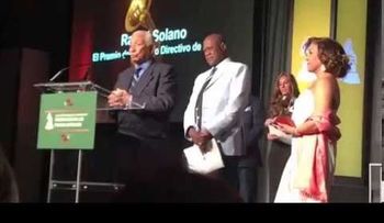 Rafael Solano recibe su Grammy