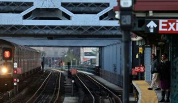 Hombre tira a una mujer a los rieles del metro en Nueva York