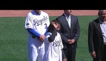Homenaje a Yordano Ventura; madre lanza primera bola
