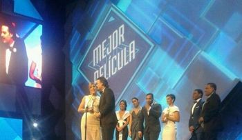 Miriam Cruz, Daniel Sarcos y Raulín Rodríguez con dos estatuillas; película ¿Quién Manda?, la más galardonada en Premios Soberano 2014