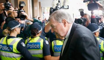 El cardenal George Pell enfrentará un juicio por cargos de abuso sexual histórico