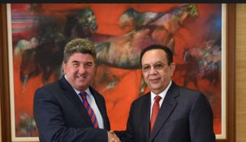 Gobernador Valdez Albizu recibe a Embajador de Gran Bretaña; conversan temas de interés para ambos países