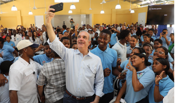 Luis Abinader inaugura escuela en La Ureña