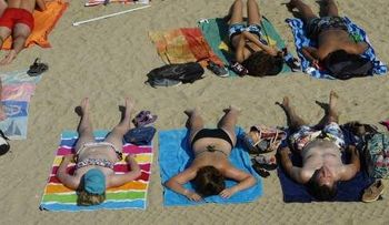 Manchas blancas en piernas y antebrazos tras años de tomar el sol: ¿son preocupantes?  