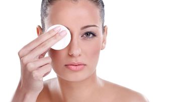 Cinco errores básicos que las mujeres cometen al desmaquillarse