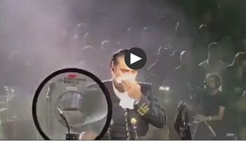 Alejandro Fernández, ebrio y a punto de vomitar en un concierto