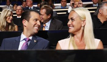 Llevan a hospital esposa de un hijo de Trump, luego de abrir sobre sospechoso