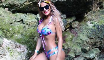Caroline Aquino bikineando en Hoyo Azul