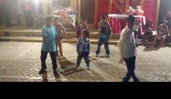 Niños bailan como Michael Jackson 