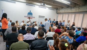Gobierno entrega ayudas económicas a comerciantes de Manoguayabo afectados por ampliación de avenida
